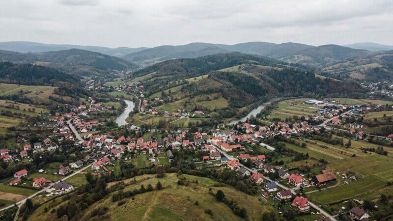Ile kosztuje metr mieszkania w powiecie myślenickim w 2026 roku?